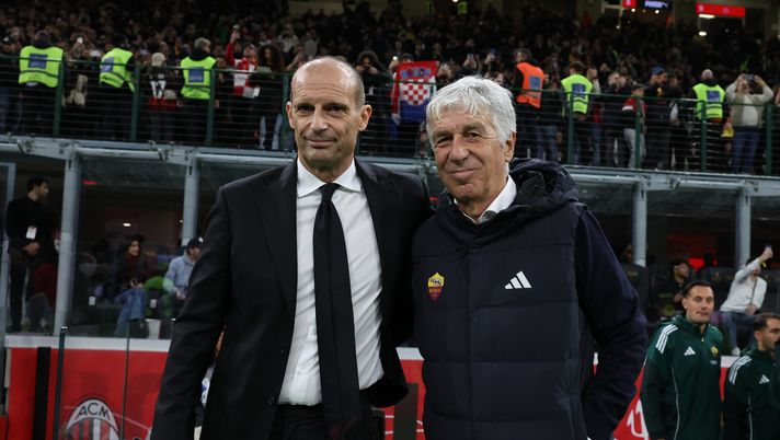 MILAN, ITALY - NOVEMBER 02: Head coach of AC Milan Massimiliano Allegri shakes the hand with head coach of AS Roma Gian Piero Gasperin before the Serie A match between AC Milan and AS Roma at Giuseppe Meazza Stadium on November 02, 2025 in Milan, Italy. (Photo by Claudio Villa/AC Milan via Getty Images) Gli allievi diversi. L’eredità di Galeone nelle idee di Gasp e nelle magie di Max - immagine 1