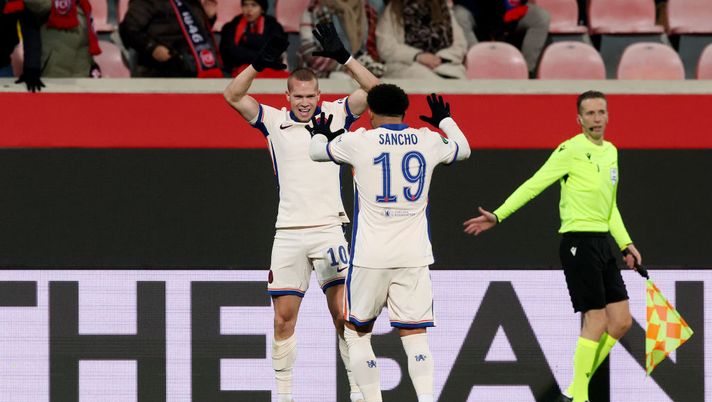 HEIDENHEIM, GERMANIA - 28 NOVEMBRE: Mykhaylo Mudryk del Chelsea festeggia con il compagno di squadra Jadon Sancho dopo aver segnato il secondo gol della sua squadra durante la partita della fase a gironi della UEFA Conference League 2024/25 tra 1. FC Heidenheim 1846 e Chelsea FC alla Voith-Arena il 28 novembre 2024 a Heidenheim, Germania. (Foto di Alex Grimm/Getty Images) Mudryk