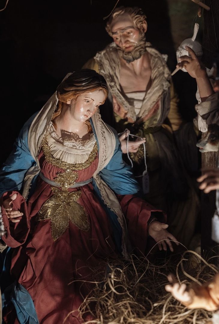 Il presepe racconta una storia antica, fatta di tradizione, arte e cultura. Una storia che racconta l'unicità Napoletana e la porta in giro da Napoli per il mondo.