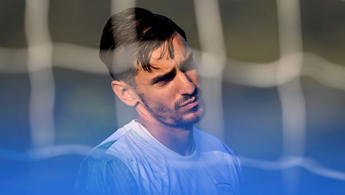 FLORENCE, ITALY - OCTOBER 10: Alex Meret of Italy looks on during Italy training session at Centro Tecnico Federale di Coverciano on October 10, 2023 in Florence, Italy. (Photo by Claudio Villa/Getty Images) Meret fa una promessa ai tifosi: “Non molleremo, daremo tutto fino alla fine” - immagine 1