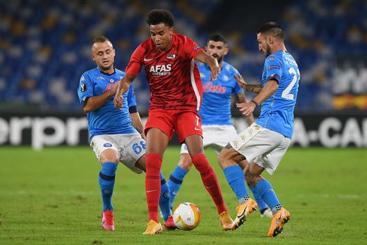 NAPOLI, ITALIA – 22 OTTOBRE: Calvin Stengs dell’AZ Alkmaar contrasta Stanislav Lobotka e Matteo Politano del SSC Napoli durante la partita della fase a gironi del Gruppo F di UEFA Europa League tra SSC Napoli e AZ Alkmaar allo Stadio San Paolo il 22 ottobre 2020 a Napoli, Italia. (Foto di Francesco Pecoraro/Getty Images) Stengs, ESCLUSIVA Gouka: “Giocatore tecnico e offensivo, deve solo ritrovare la forma fisica”- immagine 3