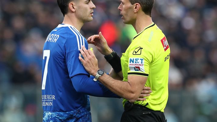 COMO, ITALY - FEBRUARY 14: Referee Matteo Marchetti disputes with Alvaro Morata of Como 1907 during the Serie A match between Como 1907 and ACF Fiorentina at Giuseppe Sinigaglia Stadium on February 14, 2026 in Como, Italy. (Photo by Marco Luzzani/Getty Images) Morata e le scuse via social: “Ancora una volta ho sbagliato, ora devo solo lavorare” - immagine 1