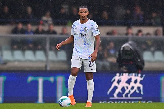 Manuel Akanji durante la partita tra Inter e Hellas Verona FC allo Stadio Marcantonio Bentegodi (Photo di Alessandro Sabattini/Getty Images) Akanji: “Vogliamo continuare ad essere lì al primo posto. Futuro? Mi piacerebbe rimanere all’Inter”- immagine 2