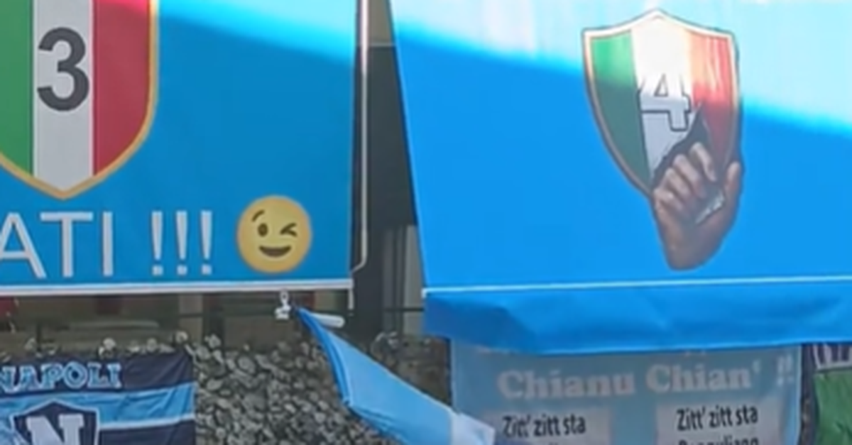 Pochi Ma Non Rubati Balcone Si Colora D azzurro Per I 4 Scudetti Del pochi-ma-non-rubati-balcone-si-colora-d-azzurro-per-i-4-scudetti-del