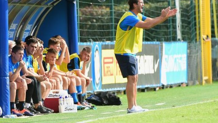 MILAN, ITALY - SEPTEMBER 28: Head Coach of FC Internazionale U17 Cristian Chivu gestures during the match between FC Internazionale U17 and AC Milan U17 at Suning Youth Development Centre in memory of Giacinto Facchetti on September 28, 2019 in Milan, Italy. (Photo by Pier Marco Tacca - Inter/Inter via Getty Images) Chivu all’Inter, prende forma anche lo staff tecnico: presente una vecchia conoscenza nerazzurra - immagine 1