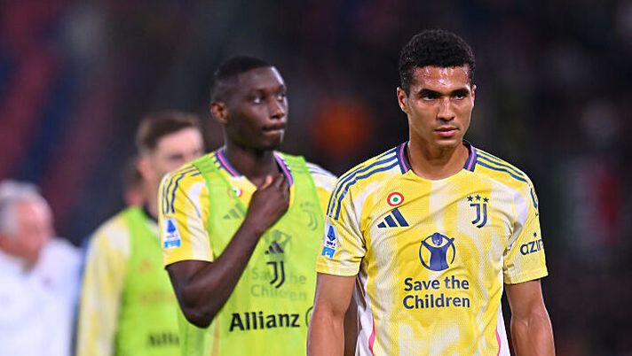 BOLOGNA, ITALY - MAY 04: Alberto Costa of Juventus makes his way over to acknowledge the fans after his team's 1-1 draw in the Serie A match between Bologna and Juventus at Stadio Renato Dall'Ara on May 04, 2025 in Bologna, Italy. (Photo by Alessandro Sabattini/Getty Images) Juve, c’è un 6,5 che non ti aspetti per Gazzetta: “Bella sorpresa, servirà” - immagine 1