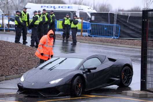 Tour del calcio negli Emirati Arabi Uniti: noleggiare auto sportive e visitare stadi iconici- immagine 2