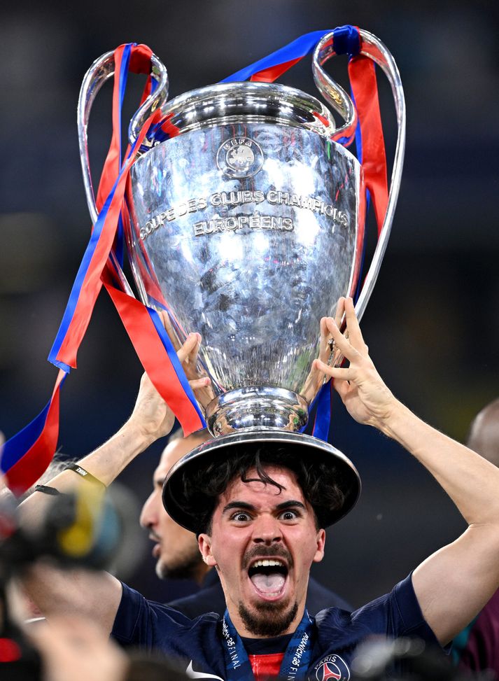 MUNICH, GERMANY - MAY 31: Vitinha of Paris Saint-Germain celebrates with the UEFA Champions League trophy after his team's victory, to secure Paris Saint-Germain's first ever UEFA Champions League title in the club's history and a record UEFA Champions League Final winning scoreline of 5-0, following the UEFA Champions League Final 2025 between Paris Saint-Germain and FC Internazionale Milano at Munich Football Arena on May 31, 2025 in Munich, Germany. (Photo by Justin Setterfield/Getty Images) PSG, Vitinha: “Il calendario è un incubo, non si ferma mai ed è dura resistere”- immagine 2