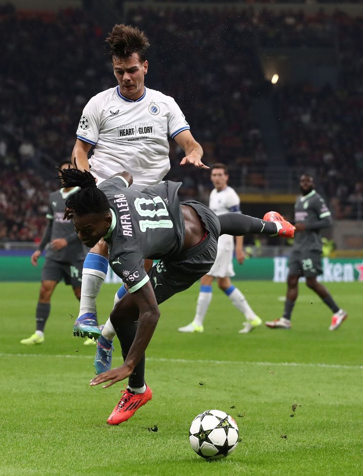 MILAN, ITALY - OCTOBER 22: Rafael Leao of AC Milan competes for the ball with Ardon Jashari of Club Brugge KV during the UEFA Champions League 2024/25 League Phase MD3 match between AC Milan and Club Brugge KV at Stadio San Siro on October 22, 2024 in Milan, Italy. (Photo by Marco Luzzani/Getty Images) Il Milan rilancia e sblocca la trattativa: Ardon Jashari sempre più vicino- immagine 2