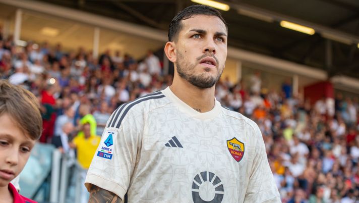 CAGLIARI, ITALY - OCTOBER 08: AS Roma player Leandro Paredes prior the Serie A TIM match between Cagliari Calcio and AS Roma at Sardegna Arena on October 08, 2023 in Cagliari, Italy. (Photo by Fabio Rossi/AS Roma via Getty Images) Giudice Sportivo, Paredes entra in diffida. Prima sanzione per Mourinho - immagine 1