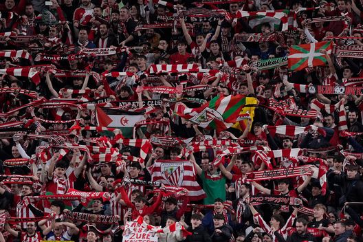 BILBAO, SPAIN - FEBRUARY 29: Supporters of Athletic Bilbao celebrate after the Copa del Rey Semifinal match between Athletic Club Bilbao and Atletico de Madrid at San Mames Stadium on February 29, 2024 in Bilbao, Spain. (Photo by Juan Manuel Serrano Arce/Getty Images) La Palestina sogna il Mondiale: “Lottiamo per i bambini che stanno morendo”- immagine 3