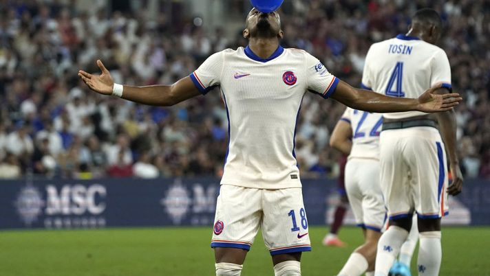 GENEVA, SWITZERLAND - AUGUST 29: Christopher Nkunku of Chelsea celebrates his first goal on penalty in the match between Servette FC and Chelsea FC of UEFA Europa Conference League Play-Offs Second Leg at Stade de Geneve on August 29, 2024 in Geneva, Switzerland. (Photo by Pier Marco Tacca/Getty Images) milan-harder-jimenez-musah-chukwueze-rabiot-vlahovic-nkunku-fabrizio-romano-matteo-moretto-rassegna-stampa-calciomercato-news-ultima-ora