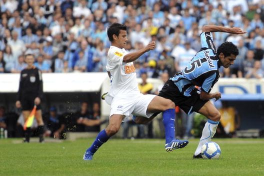 Vilson (R) del Gremio lotta per la palla con Henrique del Cruzeiro durante una partita come parte di Serie A allo stadio Olimpico il 17 ottobre 2010 a Porto Alegre Cruzeiro e Grêmio: l’epico duello nella finale della Copa do Brasil 1993- immagine 3