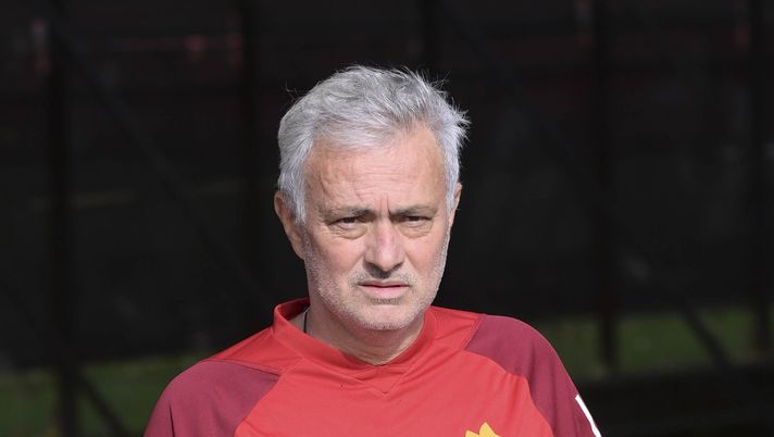 ROME, ITALY - OCTOBER 24: AS Roma coach Josè Mourinho during training session at Centro Sportivo Fulvio Bernardini on October 24, 2023 in Rome, Italy. (Photo by Luciano Rossi/AS Roma via Getty Images) Mourinho: “Idiota chi pensa che mi sono fatto squalificare apposta con l’Inter” - immagine 1