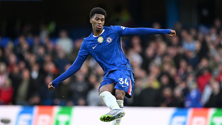 LONDON, ENGLAND - OCTOBER 25: Josh Acheampong of Chelsea in action during the Premier League match between Chelsea and Sunderland at Stamford Bridge on October 25, 2025 in London, England. (Photo by Clive Mason/Getty Images) Acheampong: obiettivo viola ma titolare in Champions. Come sta andando in stagione? - immagine 1