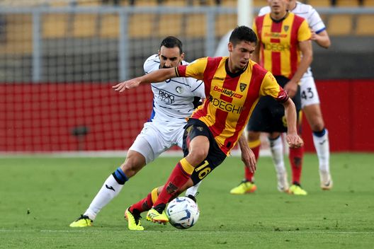LECCE, ITALIA - MAGGIO 18: Joan Gonzalez con la maglia del Lecce nel 2024. (Foto di Maurizio Lagana/Getty Images) Lecce, Joan Gonzalez dice addio al calcio: “Gli abbiamo salvato la vita”- immagine 2