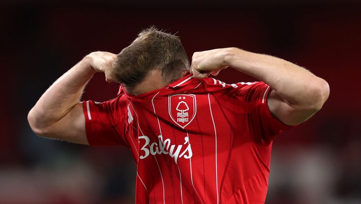 NOTTINGHAM, ENGLAND - OCTOBER 02: Chris Wood of Nottingham Forest looks dejected following the UEFA Europa League 2025/26 League Phase MD2 match between Nottingham Forest FC and FC Midtjylland at City Ground on October 02, 2025 in Nottingham, England. (Photo by Michael Regan/Getty Images) Europa League, sconfitte per Rangers e Stoccarda: Midtjylland corsaro a Nottingham - immagine 1