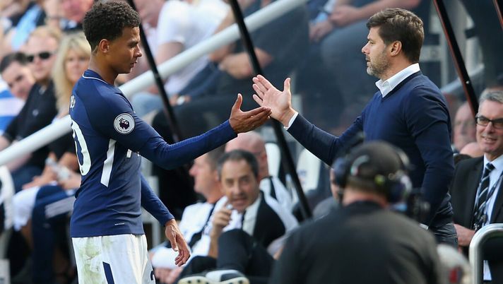NEWCASTLE UPON TYNE, ENGLAND - AUGUST 13: Dele Alli of Tottenham Hotspur shakes hands with Mauricio Pochettino, Manager of Tottenham Hotspur after he is subbed during the Premier League match between Newcastle United and Tottenham Hotspur at St. James Park on August 13, 2017 in Newcastle upon Tyne, England. (Photo by Alex Livesey/Getty Images) Dele Alli e Maurizio Pochettino