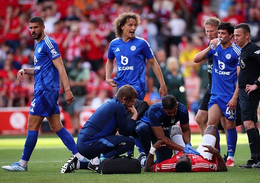 NOTTINGHAM, INGHILTERRA- MAGGIO 11: Taiwo Awoniyi riceve trattamenti medici in seguito all'infortunio contro il Leicester. (Foto di Ed Sykes/Getty Images) Awoniyi, sospiro di sollievo: l’operazione è andata bene e ora è fuori dal coma- immagine 2