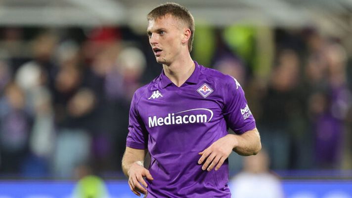 FLORENCE, ITALY - FEBRUARY 28: Albert Gudmundsson of ACF Fiorentina reacts during the Serie A match between Fiorentina and Lecce at Stadio Artemio Franchi on February 28, 2025 in Florence, Italy. (Photo by Gabriele Maltinti/Getty Images) Palladino su Gudmundsson: “Perché lo tolgo spesso? Vi spiego e accetto le critiche” - immagine 1