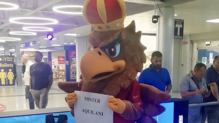 FOTO – Aquilani al Catanzaro, ad attenderlo in aeroporto c’è la mascotte del club - immagine 1