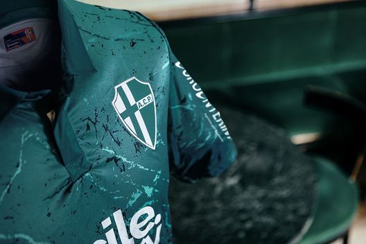 Presentata la terza maglia del Padova che riprende il marmo verde del Pedrocchi- immagine 2