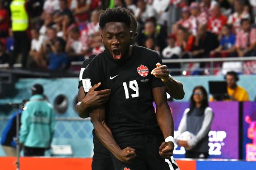 Davies con la maglia del Canada ai Mondiali 2022. (Foto di Claudio Villa/Getty Images) Bayern Monaco, Alphonso Davies e il suo infortunio: “Ho avuto un crollo mentale”- immagine 3
