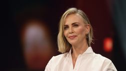 Charlize Theron: “A 50 anni ho scoperto il sesso vero. Con un 26enne, pazzesco”