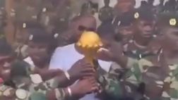 VIDEO – Il Senegal non vuole restituire la Coppa: il ct la consegna ai militari