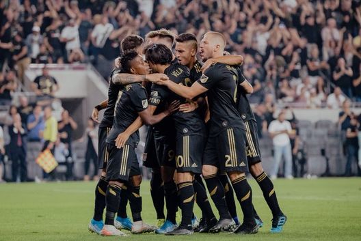 Esultanza dei giocatori del Los Angeles FC durante un derby contro i Galaxy. Los Angeles FC-LA Galaxy, statistiche e precedenti del derby californiano- immagine 3