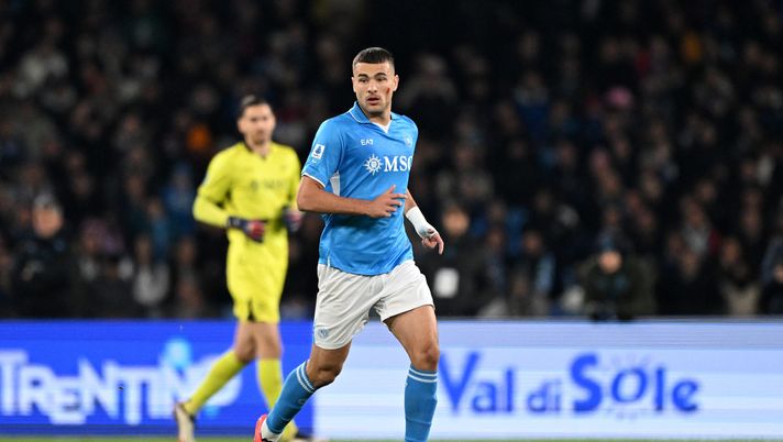 NAPLES, ITALY - NOVEMBER 24: Alessandro Buongiorno of Napoli during the Serie A match between Napoli and AS Roma at Stadio Diego Armando Maradona on November 24, 2024 in Naples, Italy. (Photo by Francesco Pecoraro/Getty Images) Buongiorno, spunta la dinamica dell’infortunio: out 6 settimane. Può tornare per un big match - immagine 1