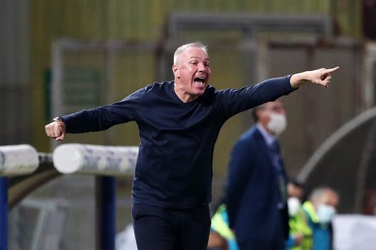 BENEVENTO, ITALY - OCTOBER 03: Massimiliano Alvini Perugia coach gestures during the Serie B match between Benevento and Perugia at Stadio Ciro Vigorito on October 03, 2021 in Benevento, Italy. (Photo by Francesco Pecoraro/Getty Images)