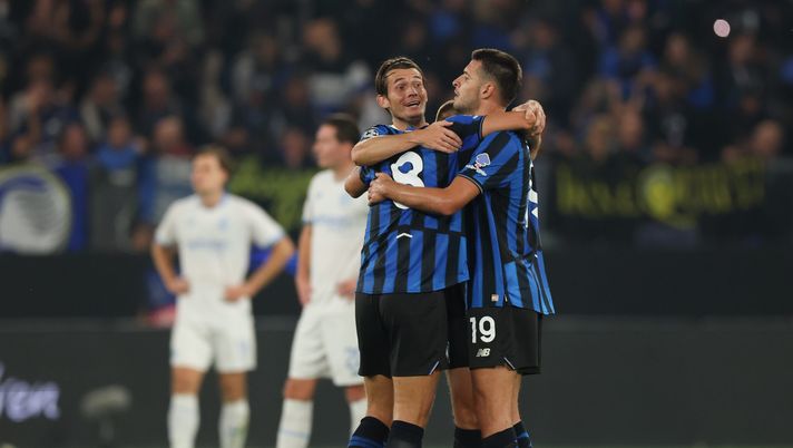 BERGAMO, ITALY - SEPTEMBER 30: Marten De Roon of Atalanta celebrates with teammates Mario Pasalic and Berat Djimsiti at the end of the UEFA Champions League 2025/26 League Phase MD2 match between Atalanta BC and Club Brugge KV at Stadio di Bergamo on September 30, 2025 in Bergamo, Italy. (Photo by Timothy Rogers/Getty Images) Coppa Italia, Atalanta-Genoa 4-0: Palladino batte De Rossi e approda ai quarti - immagine 1