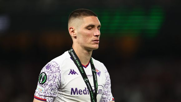 ATHENS, GREECE - MAY 29: Nikola Milenkovic of ACF Fiorentina looks dejected after collecting his runners up medal after the team's defeat in the UEFA Europa Conference League 2023/24 final match between Olympiacos FC and ACF Fiorentina at AEK Arena on May 29, 2024 in Athens, Greece. (Photo by Francois Nel/Getty Images) Barak e Milenkovic in arrivo. E oggi scade il permesso di Amrabat- immagine 2