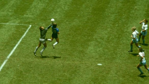 La 'Mano di Dio' con cui Maradona superò il portiere Shilton per l'1-0 (Photo by Allsport/Getty Images) Maradona, rivive la “Mano di Dio”: all’asta la maglia di Shilton- immagine 3
