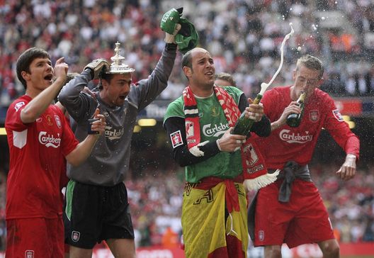 CARDIFF - MAGGIO 13: Reina, Dudek, Xabi Alonso e Crouch festeggiano la vittoria della FA Cup nel 2006. (Foto di Stu Forster/Getty Images) FA Cup, emozioni senza tempo: ecco le finali che hanno fatto la storia- immagine 4