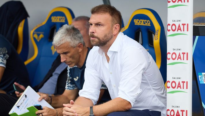 VERONA, ITALY - AUGUST 18: Paolo Zanetti, head coach of Hellas Verona looks on during the Serie A match between Hellas Verona and Napoli at Stadio Marcantonio Bentegodi on August 18, 2024 in Verona, Italy. (Photo by Emmanuele Ciancaglini/Getty Images) Verona-Napoli, Zanetti costretto subito alla prima sostituzione per infortunio - immagine 1