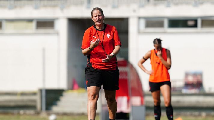 CAIRATE, ITALY - AUGUST 13: Suzanne Bakker head coach of AC Milan Women gestures during an AC Milan Women training session at Vismara PUMA House of Football on August 13, 2025 in Milan, Italy. (Photo by Pier Marco Tacca/AC Milan via Getty Images) Femminile, Milan-Sassuolo 0-2: prima sconfitta stagionale. Il commento - immagine 1