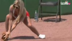 MLB, il liscio della sexy raccattapalle