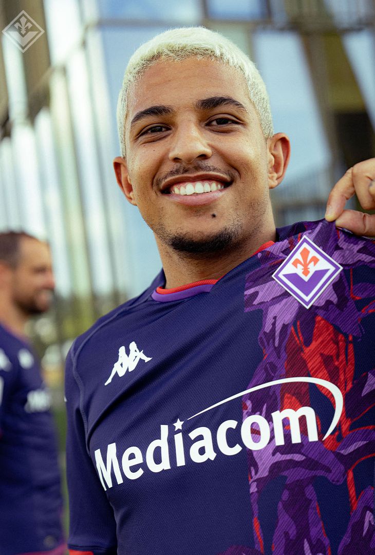 FOTO – Le migliori immagini della nuova terza maglia della Fiorentina - immagine 10