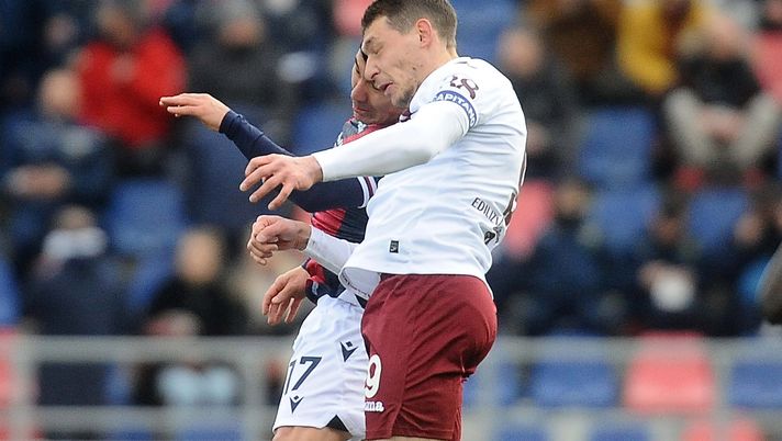 BOLOGNA, ITALY - MARCH 06: Andrea Belotti of Torino FC heads the ball during the Serie A match between Bologna FC and Torino FC at Stadio Renato Dall'Ara on March 06, 2022 in Bologna, Italy. (Photo by Mario Carlini / Iguana Press/Getty Images) Le pagelle di Bologna-Torino 0-0: giornata non brillante per Brekalo e Belotti- immagine 2