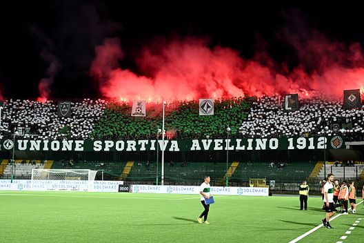 tifosi dell'Avellino durante la partita di Serie B tra Avellino e Monza allo Stadio Partenio il 12 settembre 2025 ad Avellino, Italia. (Foto di Image Photo Agency/Getty Images) Avellino-Monza, quante emozioni! Al Partenio, finisce 2-1: prima vittoria per i Lupi- immagine 2