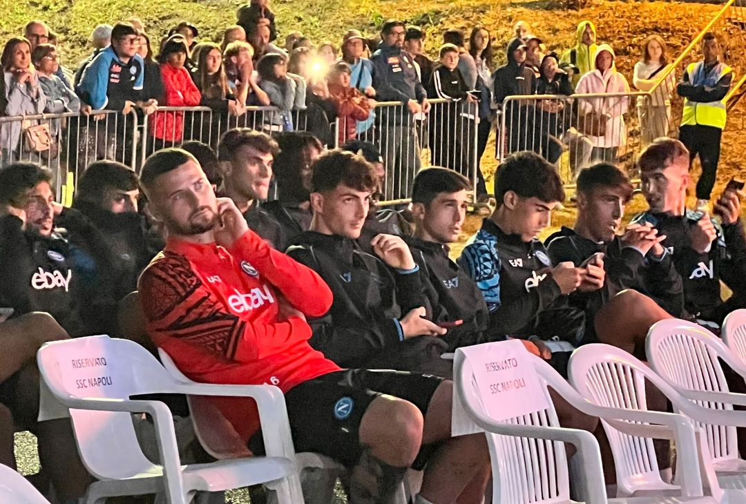 I giovani calciatori del Napoli assistono alla serata rap a Piazza della Pace a Dimaro