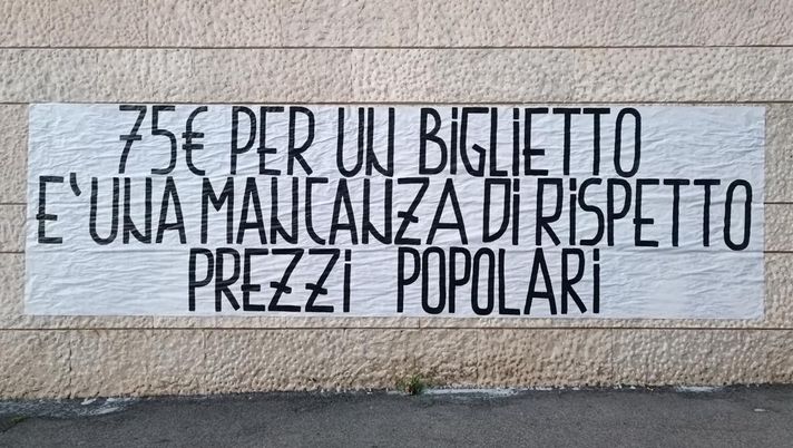 Roma, i tifosi protestano per il caro biglietti: “75€ è una mancanza di rispetto” Roma, i tifosi protestano per il caro biglietti: “75€ è una mancanza di rispetto” - immagine 1