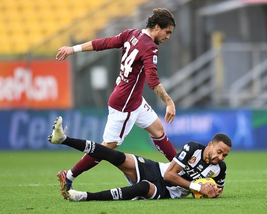 PARMA, ITALY - JANUARY 03: Simone Verdi of Torino is challenged by Hernani of Parma during the Serie A match between Parma Calcio and Torino FC at Stadio Ennio Tardini on January 03, 2021 in Parma, Italy. Sporting stadiums around Italy remain under strict restrictions due to the Coronavirus Pandemic as Government social distancing laws prohibit fans inside venues resulting in games being played behind closed doors. (Photo by Alessandro Sabattini/Getty Images)