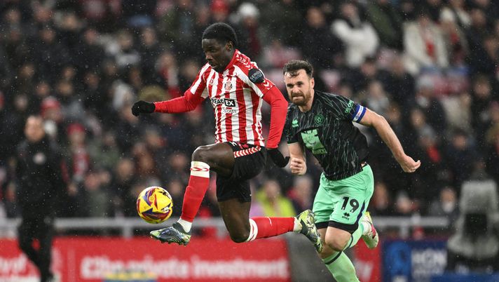 SUNDERLAND, ENGLAND - JANUARY 01: Sunderland player Eliezer Mayenda controls the ball as he races away from Jack Robinson en route to scoring the first goal during the Sky Bet Championship match between Sunderland AFC and Sheffield United FC at Stadium of Light on January 01, 2025 in Sunderland, England. (Photo by Stu Forster/Getty Images) Sheffield United Sunderland