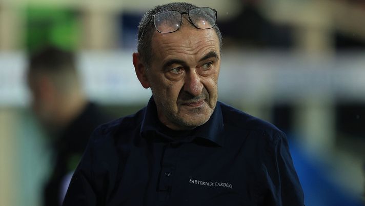 FLORENCE, ITALY - APRIL 13: Maurizio Sarri manager of SS Lazio looks on during the Serie A match between ACF Fiorentina and SS Lazio at Artemio Franchi on April 13, 2026 in Florence, Italy. (Photo by Gabriele Maltinti/Getty Images) Sarri non ci sta: “Ko immeritato. Stagione devastante per me, vediamo sul futuro” - immagine 1