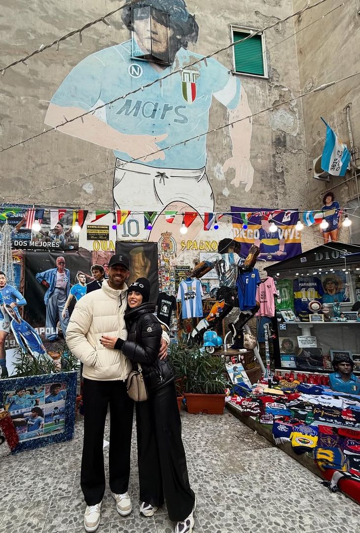 GALLERY “A’primm vot ngopp e quartier”, Spinazzola al murale di Maradona - immagine 5