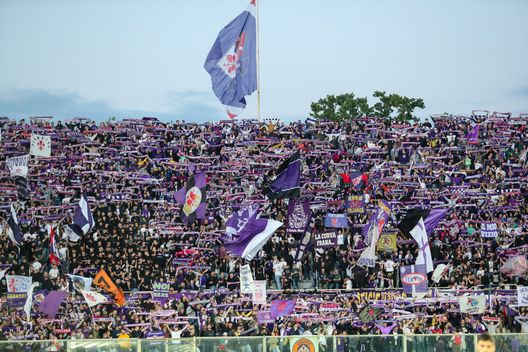GERMOGLI PH: 17 MAGGIO 2024 FIRENZE STADIO ARTEMIO FRANCHI SERIE A FIORENTINA VS NAPOLI NELLA FOTO CURVA FIESOLE TIFOSI Febbre da finale: la marcia dei fiorentini. Ed al Franchi in oltre 28.000- immagine 2