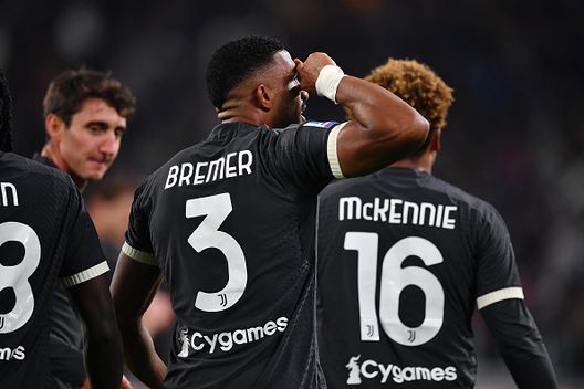 TURIN, ITALY - NOVEMBER 11: Bremer of Juventus celebrates after scoring the team's first goal during the Serie A TIM match between Juventus and Cagliari Calcio at on November 11, 2023 in Turin, Italy. (Photo by Valerio Pennicino/Getty Images ) Juventus, Bremer si confessa: “Ho scritto un libro durante l’infortunio. Ancelotti ct? Un Brasile da Serie A”- immagine 3